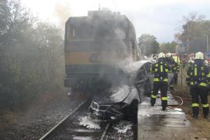 Srážka vlaku s autem, které začalo ihned hořet. Zemřely dvě osoby