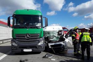 Dodávka a dva kamiony se srazily před 13.hodinou na D1 u Lipníku nad Bečvou