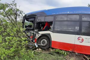 Čelní střet autobusu a osobáku u Podolanky. Zranilo se šest lidí