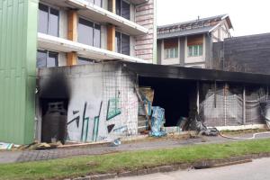 Hotel v Dobříši plný kouře. Požár polystyrenu za pět milionů