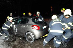 Hasiči tahali osobní auto z Vltavy, újmu na přírodě neudělalo