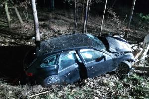 Muž při jízdě přerazil dva stromy