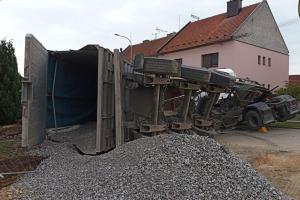 Hasiči zasahovali u převráceného návěsu plného kamení