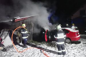 Policisté v roli hasičů. Hořící automobil pak uhasili sami hasiči