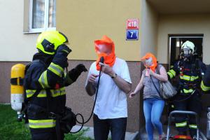 V Malešicích hořel byt, hasiči zachránili 11 osob. Dvě skončily v nemocnici