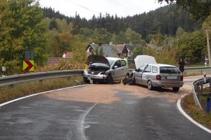 U Pstruží se srazila dvě osobní auta. Pět zraněných, z toho dvě děti