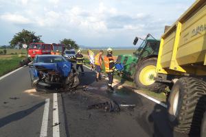 Po střetu s osobním vozidlem traktor přišel o kolo