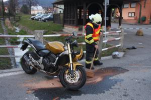 Motorkář narazil do zdi rodinného domu, skončil v nemocnici