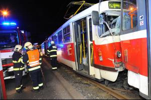 Po srážce dvou tramvají v Praze museli hasiči vyprostit řidiče