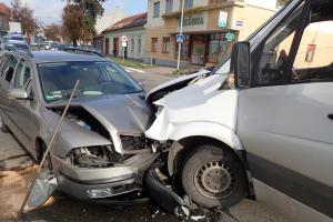 Nehoda osobáku s dodávkou v Napajedlech. Skončila zraněním řidičky