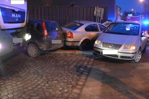 Při nakládání bagru se souprava rozjela a nabourala do osobních aut