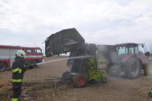 Žně ohni přejí. Požár lisu na balíky slámy docela hodně škodil