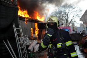 V Praze na ostrově Štvanice hořela dílna, explodovaly i tlakové láhve