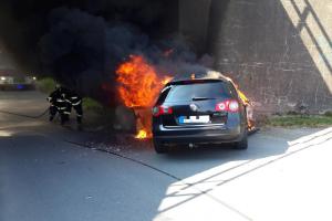 Řidič narazil autem do železničního mostu. Auto ihned skončilo v plamenech