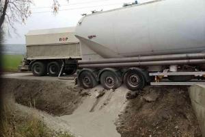 Cisterna plná cementu měla namále. Blokovala komunikaci v Opatově