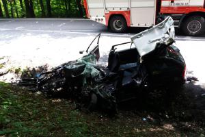 Vážná nehoda osobáku a autobusu ochromila hlavní tah na Luhačovice