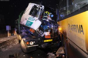 Plný autobus cestujících se v Radotíně srazil s náklaďákem, devět zraněných