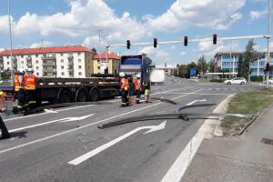 Tuny železa na silnici. Dopravu na hradeckém okruhu blokoval spadlý náklad