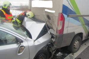 Uvolněné kolo náklaďáku zasáhlo protijedoucí auto. Bourala pak další auta