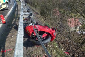 Další motorkář to má bohužel za sebou, spolujezdkyně je těžce zraněná (VIDEO)