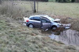 Zrušil auto a málem i sebe. Občané řidiči chtěli pomoct, ten je agresívně napadal