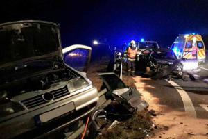 Kaskadérský kousek. Po nehodě zůstalo auto viset na svodidlech