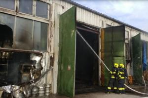 Požár v průmyslové hale způsobila závada na elektroinstalaci