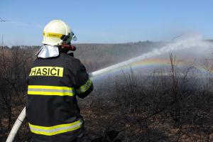 Rozsáhlý požár travního porostu zaměstnal pražské profíky i dobráky