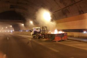 Korba v ohni. V pražském Bubenečském tunelu zasahovali hasiči (VIDEO)