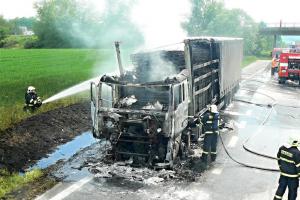 Kamion na brněnské dálnici D1 u Šternova skončil v plamenech