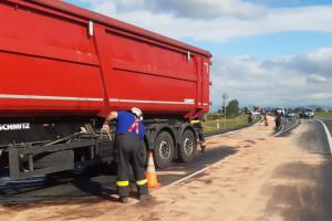 Požár a únik oleje z kamionu na D7 u Toužetína