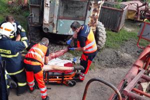 Bolest jako hrom. Hasiči vyprošťovali nohu z válce zemědělského stroje