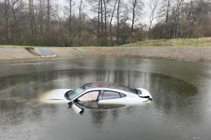 Dopravní nehoda elektromobilu na dálnici D8 u Řehlovic