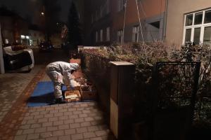 Byt plný nebezpečných chemikálií. Hasiči v Brně evakuovali obyvatele domu