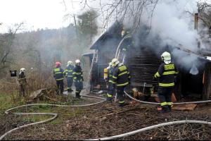 Hořela chata v Hostivařském lesoparku, hasily se i požáry porostů