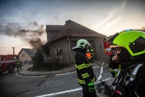 Kouřil jak komín a zalarmoval hasiče. V domě děsil jenom vysoušeč