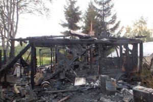 Požár garáže a kovové nástavby v Hajnici popálil majitele objektů