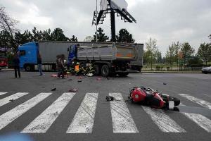 Těžká nehoda u nadjezdu pardubického Parama. Odnesl to motorkář