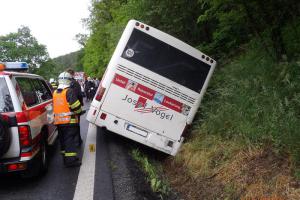 U Kokšína na Plzeňsku havaroval autobus, řidič lehce zraněn