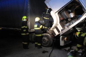 Náklaďák začal hořet, zrovna když stál na benzínce. Řidič rychle zareagoval