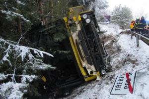 V Třebechovicích pod Orebem havaroval autobus, převrátil se do příkopu