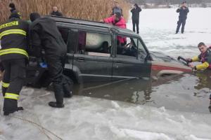 Chtěli přejet přes zamrzlou vodní hladinu, auto utopili