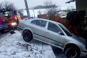 Kde všude může auto skončit? Třeba na zídce zahradního plotu