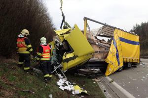 Dva kamiony havarovaly na dálnici D5, oba řidiči utrpěli zranění