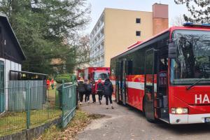 Evakuace 53 žáků a včetně učitelů v Kladrubech nad Labem. Dusili se.