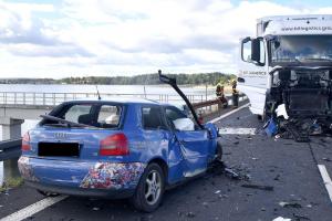 Osobní auto narazilo čelně do kamionu, řidička na místě zemřela
