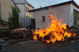 Řezal dřevo tupou pilou a odešel. Žhavé piliny pak využily svou příležitost