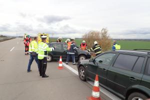 Na dálnici D1 nehoda náklaďáku s osobákem. Dvě zraněné osoby