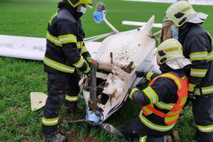 Záchrana posádky havarovaného větroně a lehce zraněný člověk (VIDEO)