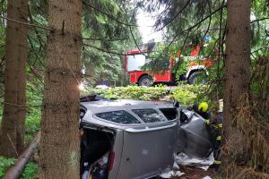 Auto sjelo ve Špindlerově mlýně ze srázu, zraněny dvě osoby